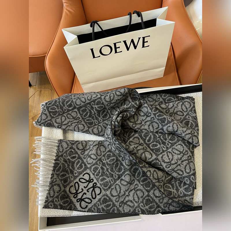 火爆全網的 Loewe ，原單品質！ · - 雙面Anagram 緹花圖案 黑灰