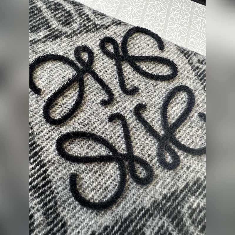 火爆全網的 Loewe ，原單品質！ · - 雙面Anagram 緹花圖案 黑灰