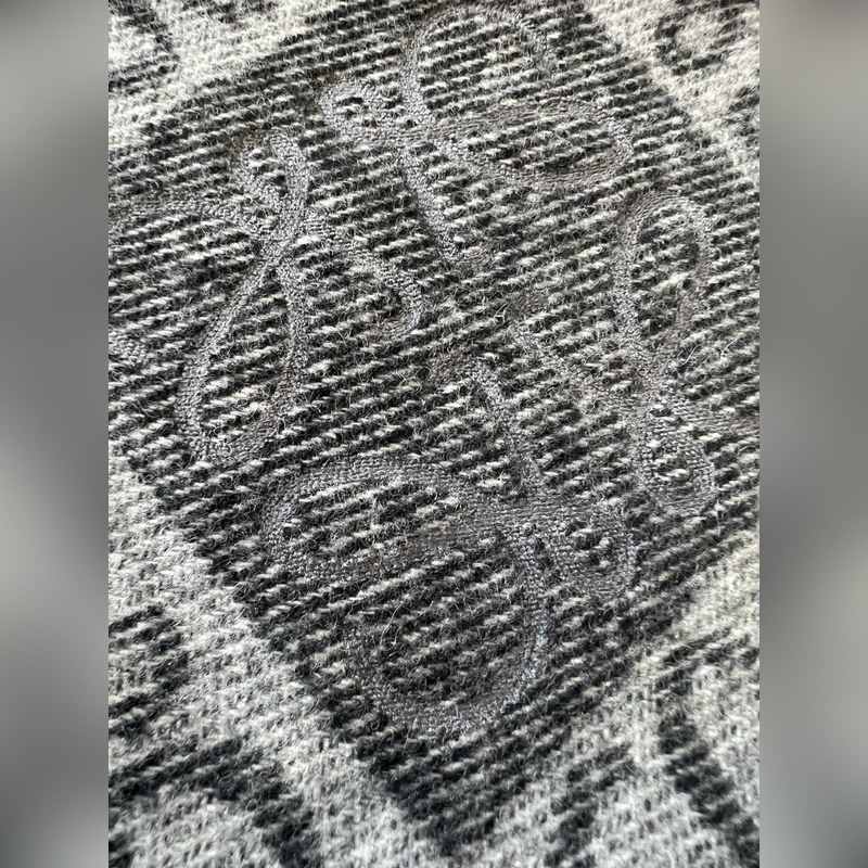 火爆全網的 Loewe ，原單品質！ · - 雙面Anagram 緹花圖案 黑灰