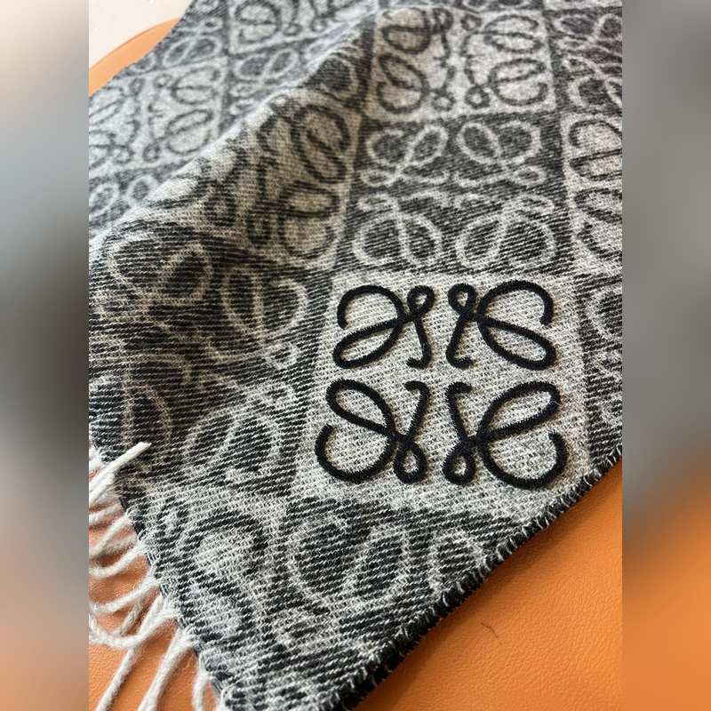 火爆全網的 Loewe ，原單品質！ · - 雙面Anagram 緹花圖案 黑灰