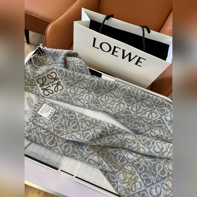 火爆全網的 Loewe ，原單品質！ · - 雙面Anagram 緹花圖案 淺灰