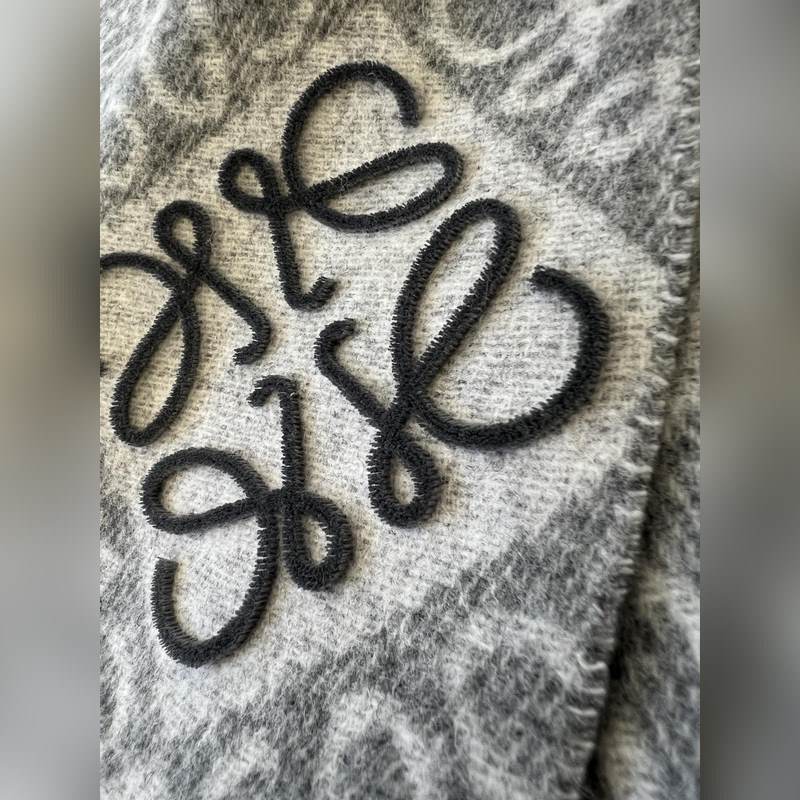 火爆全網的 Loewe ，原單品質！ · - 雙面Anagram 緹花圖案 淺灰