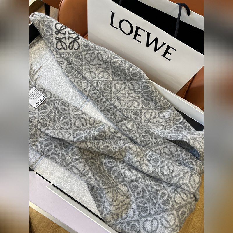 火爆全網的 Loewe ，原單品質！ · - 雙面Anagram 緹花圖案 淺灰