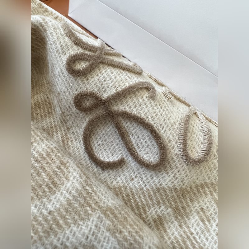 火爆全網(wǎng)的 Loewe ，原單品質(zhì)！ · - 雙面Anagram 緹花圖案 奶茶