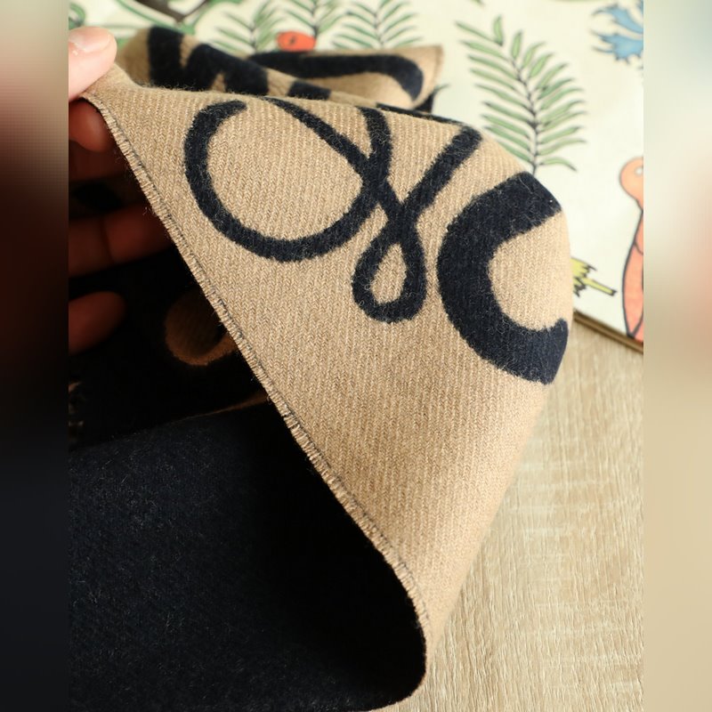 羅意威字母圍巾，羅意威塗鴉款雙面圍巾，男女同款。loewe超美新款圍巾！超級推薦