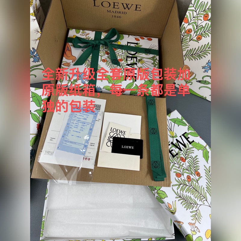 羅意威字母圍巾，羅意威塗鴉款雙面圍巾，男女同款。loewe超美新款圍巾！超級推薦