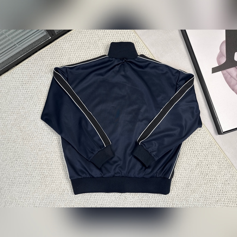 産品簡(jiǎn)介 羅意威 科技平紋運(yùn)動(dòng)服外套 正面拉鍊運(yùn)動(dòng)服夾克，采用科技平紋針織面料