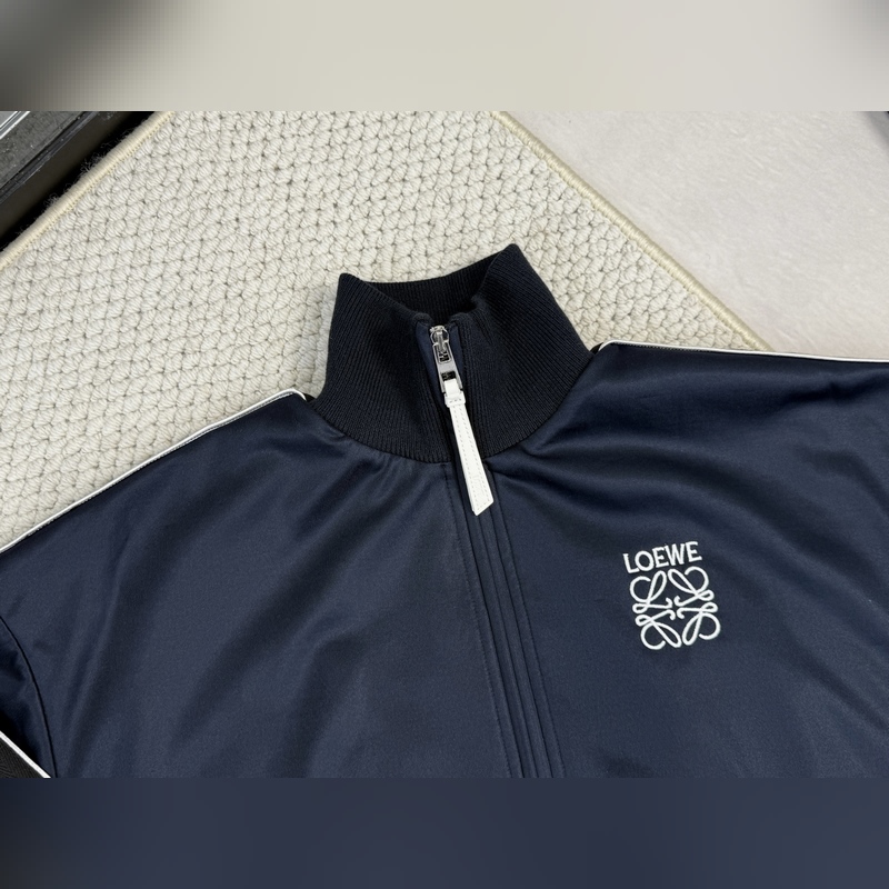 産品簡(jiǎn)介 羅意威 科技平紋運(yùn)動(dòng)服外套 正面拉鍊運(yùn)動(dòng)服夾克，采用科技平紋針織面料