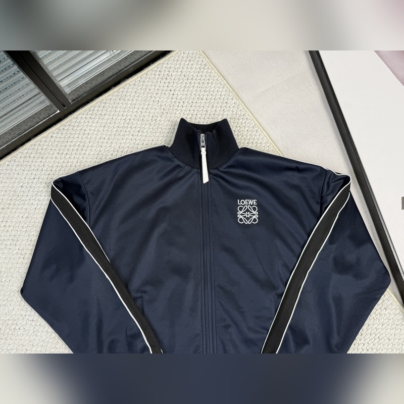 産品簡(jiǎn)介 羅意威 科技平紋運(yùn)動(dòng)服外套 正面拉鍊運(yùn)動(dòng)服夾克，采用科技平紋針織面料