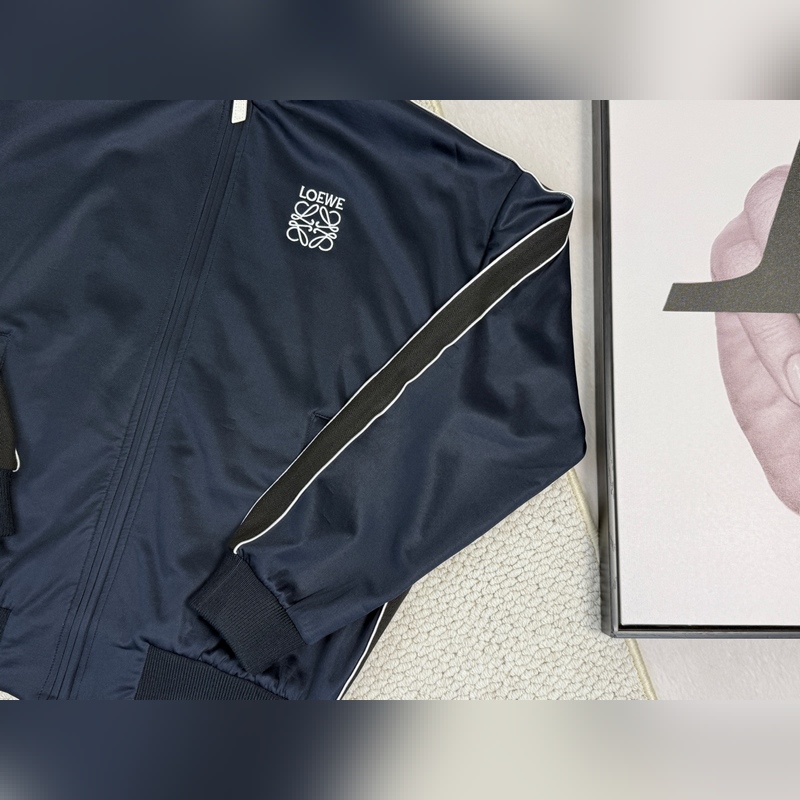 産品簡(jiǎn)介 羅意威 科技平紋運(yùn)動(dòng)服外套 正面拉鍊運(yùn)動(dòng)服夾克，采用科技平紋針織面料