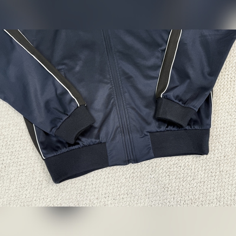 産品簡(jiǎn)介 羅意威 科技平紋運(yùn)動(dòng)服外套 正面拉鍊運(yùn)動(dòng)服夾克，采用科技平紋針織面料