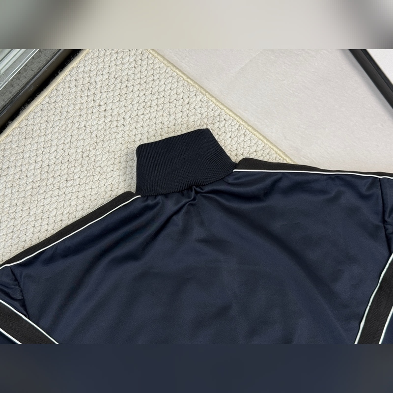 産品簡(jiǎn)介 羅意威 科技平紋運(yùn)動(dòng)服外套 正面拉鍊運(yùn)動(dòng)服夾克，采用科技平紋針織面料