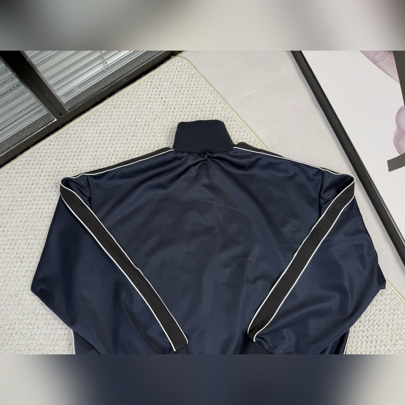 産品簡(jiǎn)介 羅意威 科技平紋運(yùn)動(dòng)服外套 正面拉鍊運(yùn)動(dòng)服夾克，采用科技平紋針織面料