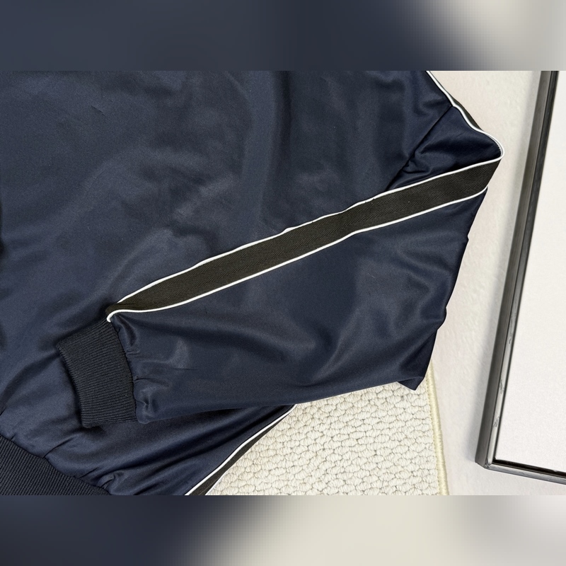 産品簡(jiǎn)介 羅意威 科技平紋運(yùn)動(dòng)服外套 正面拉鍊運(yùn)動(dòng)服夾克，采用科技平紋針織面料