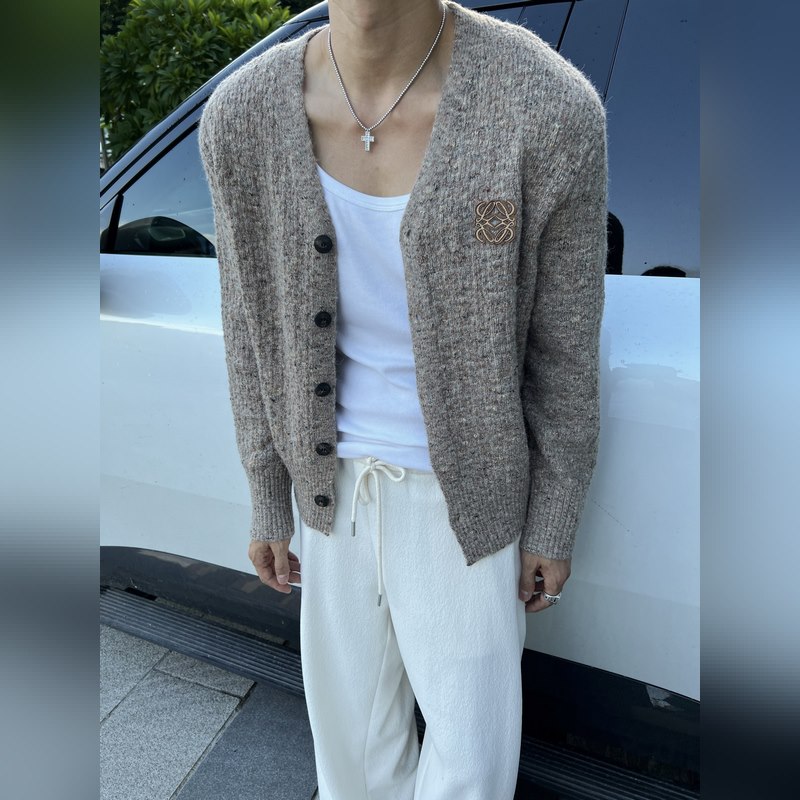 羅意威2026秋冬新款V領針織毛衣開衫外套呀！ V領設計超級顯瘦，能夠拉長頸部線