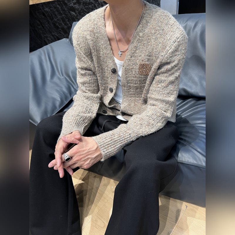 羅意威2026秋冬新款V領針織毛衣開衫外套呀！ V領設計超級顯瘦，能夠拉長頸部線