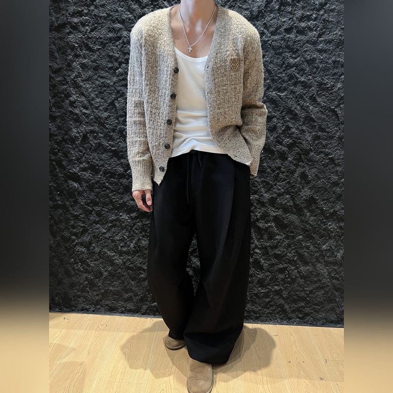 羅意威2026秋冬新款V領針織毛衣開衫外套呀！ V領設計超級顯瘦，能夠拉長頸部線