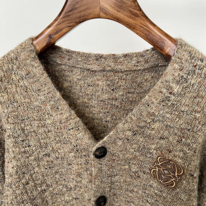 羅意威2026秋冬新款V領針織毛衣開衫外套呀！ V領設計超級顯瘦，能夠拉長頸部線