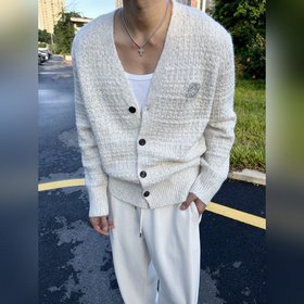 羅意威2026秋冬新款V領(lǐng)針織毛衣開(kāi)衫外套呀！ V領(lǐng)設(shè)計(jì)超級(jí)顯瘦，能夠拉長(zhǎng)頸部線(xiàn)