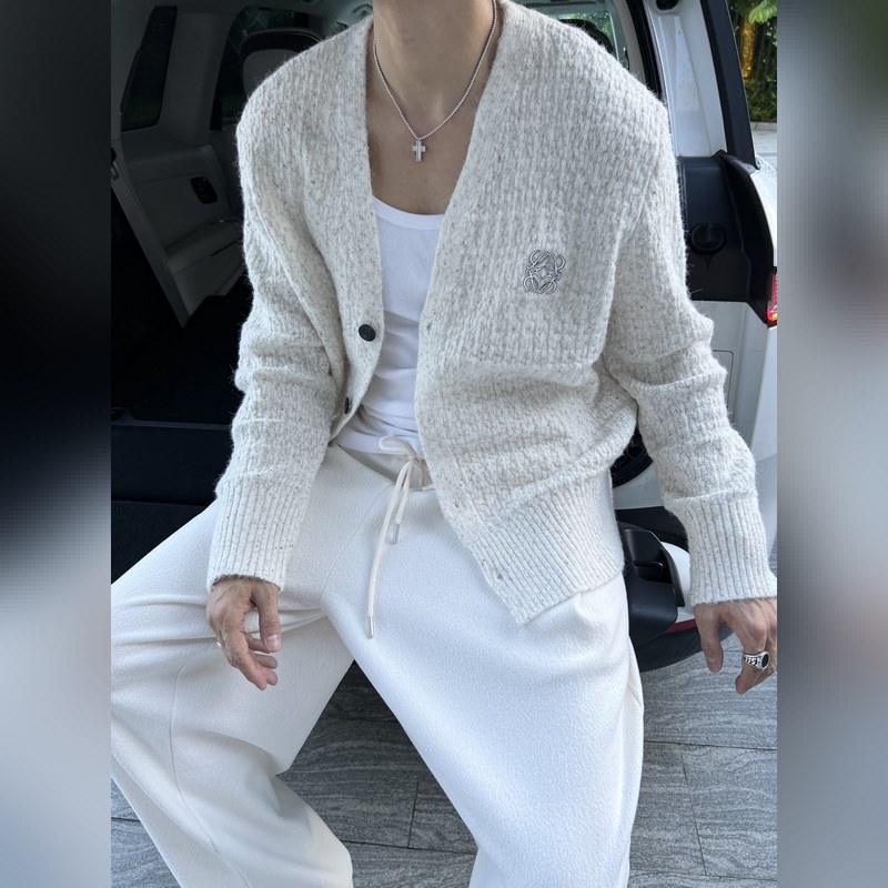 羅意威2026秋冬新款V領針織毛衣開衫外套呀！ V領設計超級顯瘦，能夠拉長頸部線