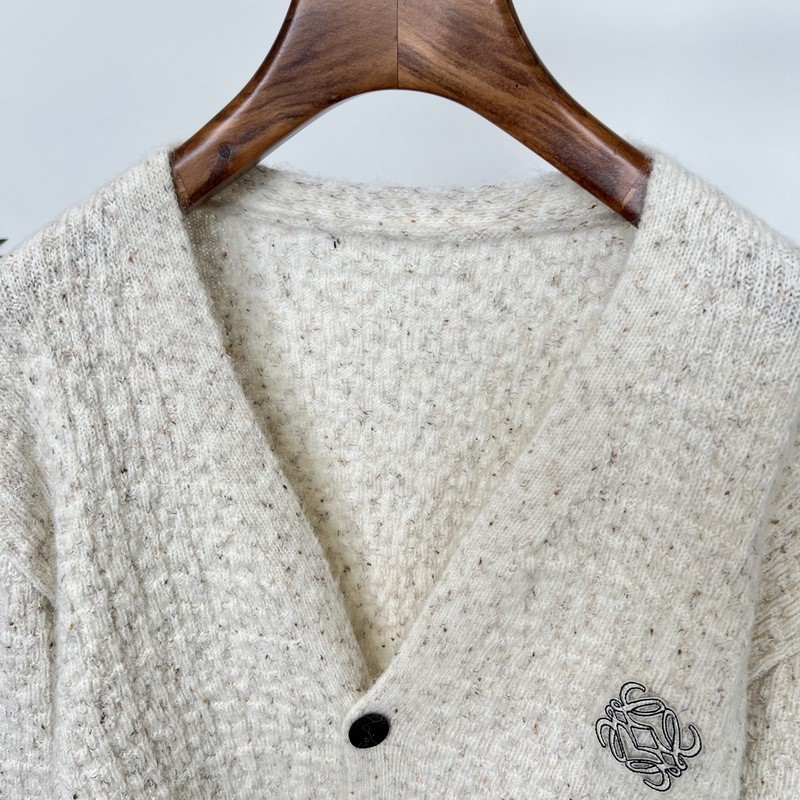 羅意威2026秋冬新款V領針織毛衣開衫外套呀！ V領設計超級顯瘦，能夠拉長頸部線