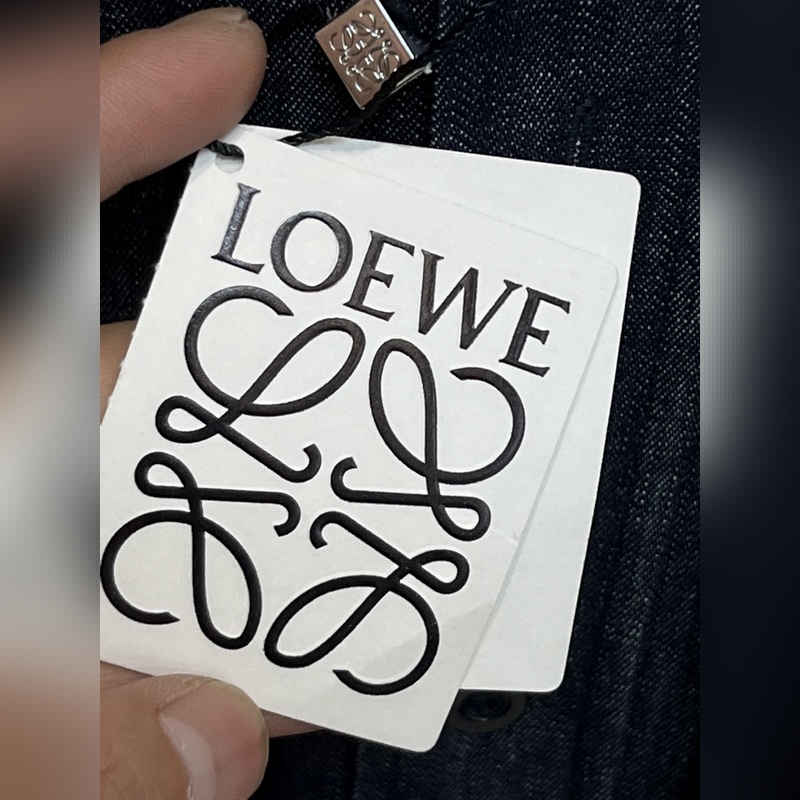 Loewe 25新款Evie襯衫兼具休閑與精緻， 羅意威采用獨特的牛仔棉面料制作
