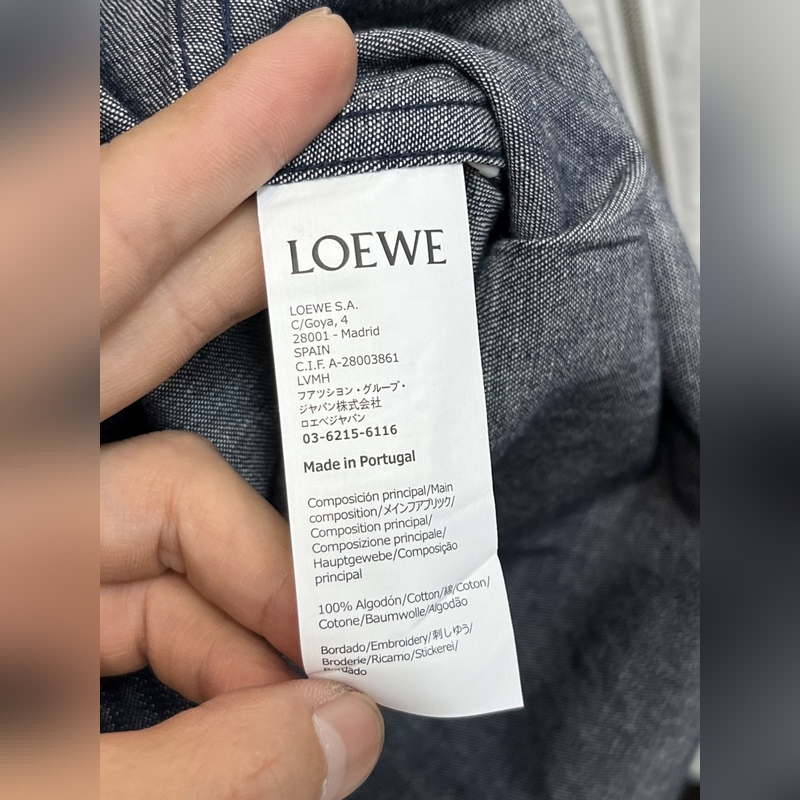 Loewe 25新款Evie襯衫兼具休閑與精緻， 羅意威采用獨特的牛仔棉面料制作