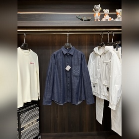 Loewe 25新款Evie襯衫兼具休閑與精緻， 羅意威采用獨(dú)特的牛仔棉面料制作