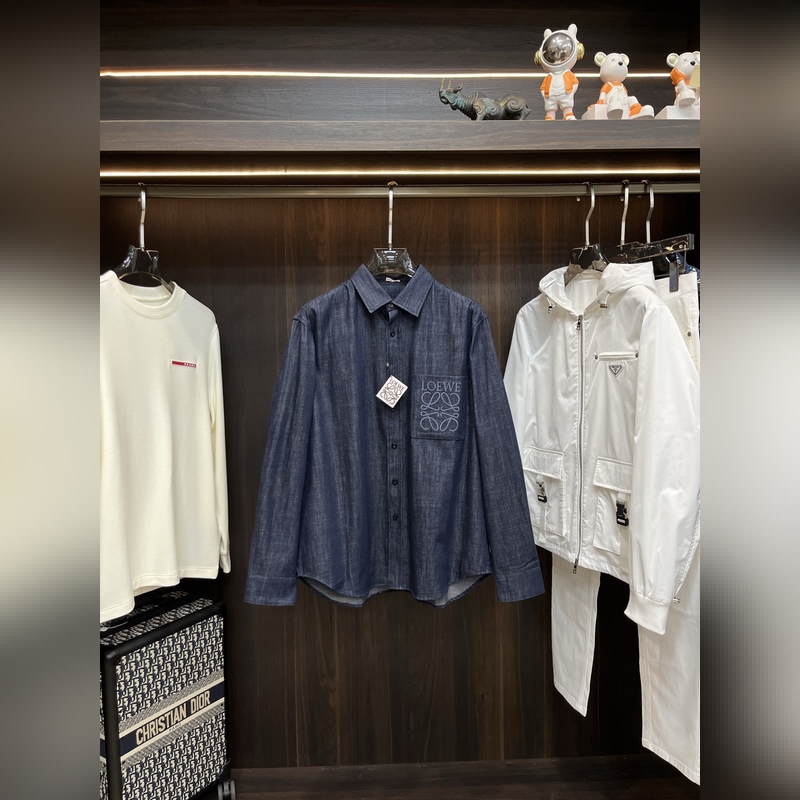 Loewe 25新款Evie襯衫兼具休閑與精緻， 羅意威采用獨特的牛仔棉面料制作