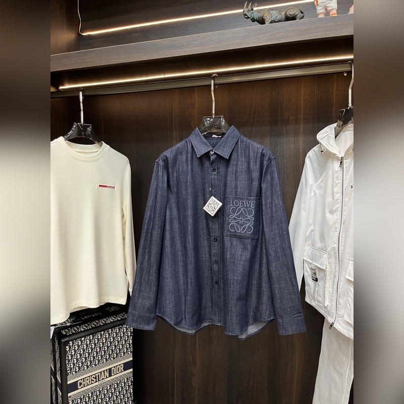 Loewe 25新款Evie襯衫兼具休閑與精緻， 羅意威采用獨特的牛仔棉面料制作