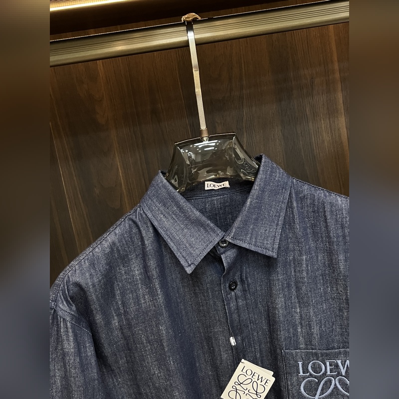 Loewe 25新款Evie襯衫兼具休閑與精緻， 羅意威采用獨特的牛仔棉面料制作