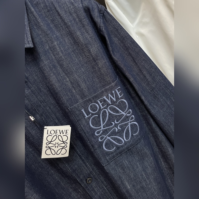 Loewe 25新款Evie襯衫兼具休閑與精緻， 羅意威采用獨特的牛仔棉面料制作