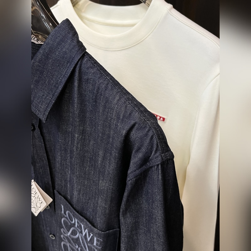 Loewe 25新款Evie襯衫兼具休閑與精緻， 羅意威采用獨特的牛仔棉面料制作