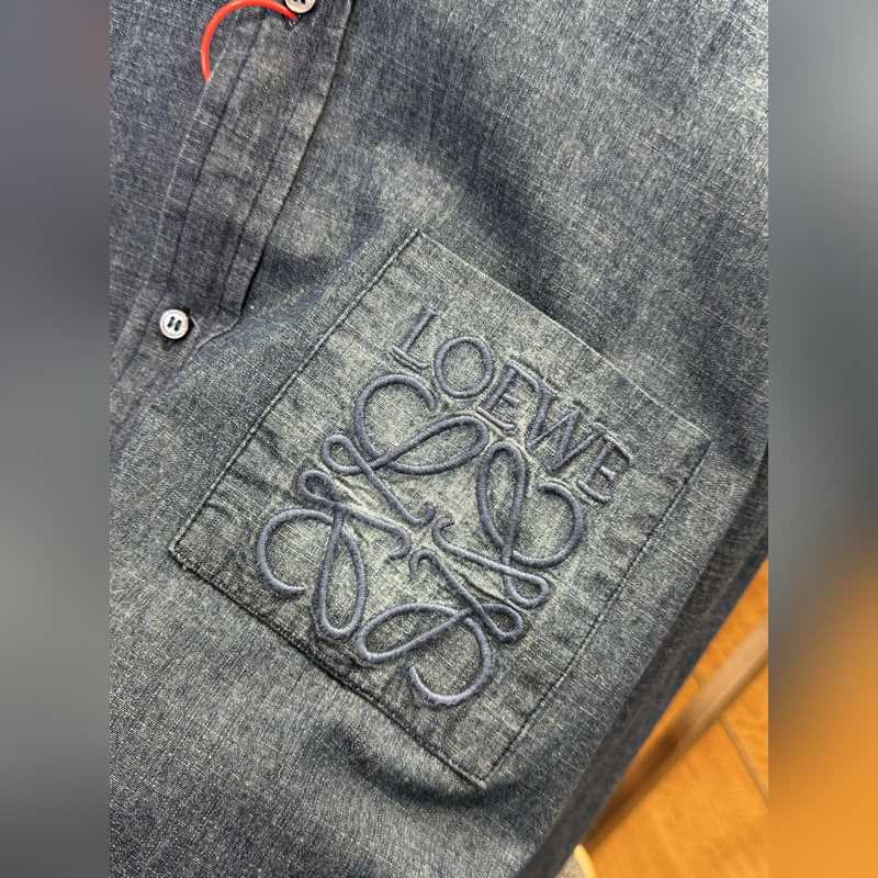 LOEWE羅意威水洗單排扣翻領長袖襯衫 ------- 面料采用定制優棉青年布貴