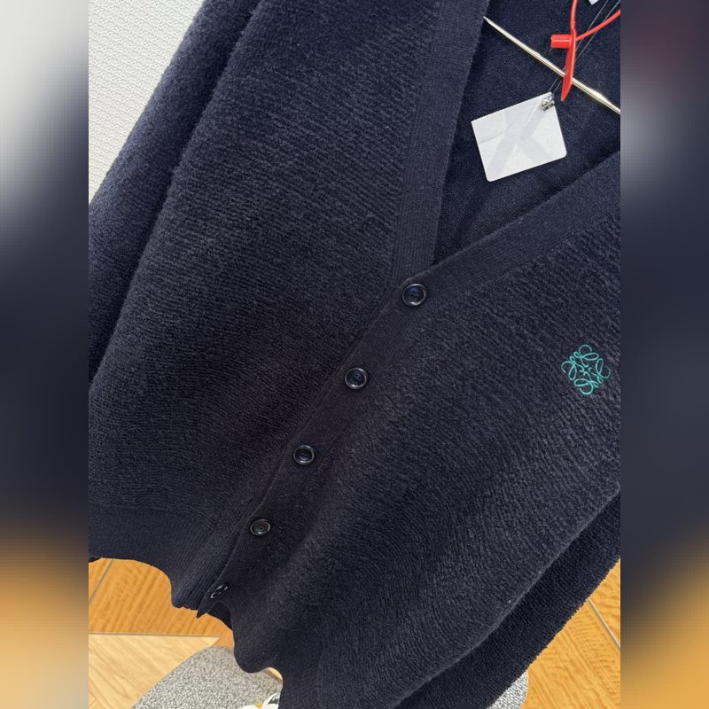 LOEWE羅意威刺繡長袖開衫毛衣 ------- 采用定織上乘羊毛面料，觸感細膩
