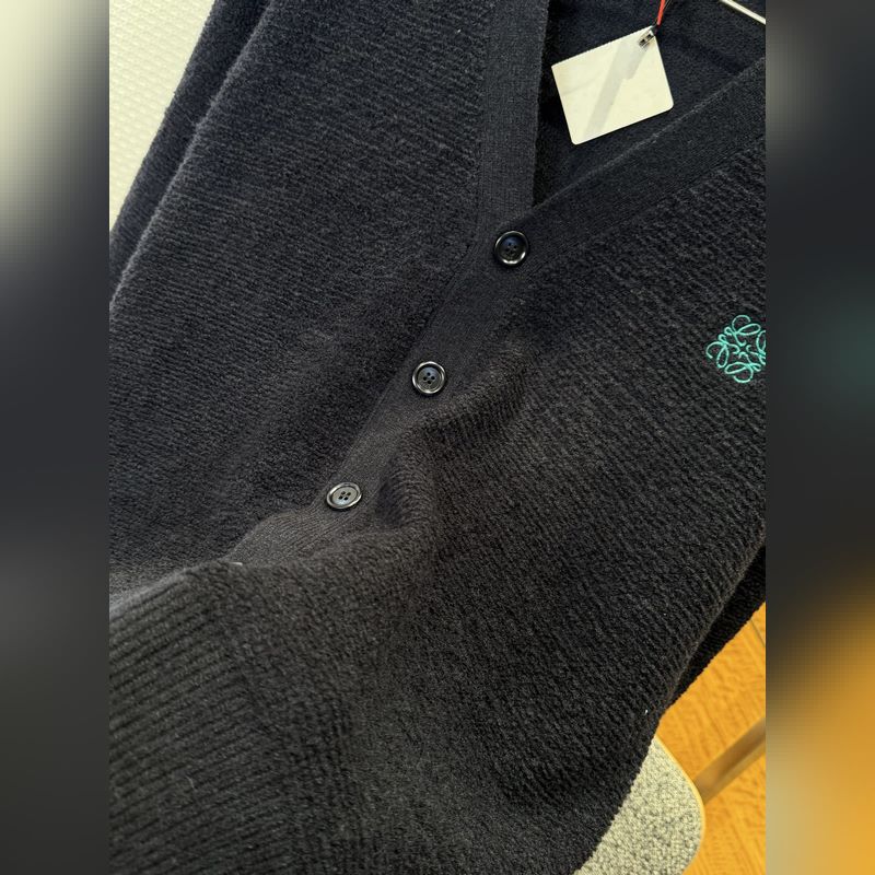 LOEWE羅意威刺繡長袖開衫毛衣 ------- 采用定織上乘羊毛面料，觸感細膩