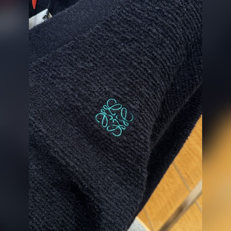 LOEWE羅意威刺繡長袖開衫毛衣 ------- 采用定織上乘羊毛面料，觸感細膩