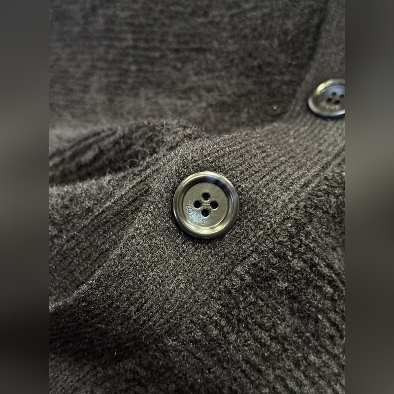 LOEWE羅意威刺繡長袖開衫毛衣 ------- 采用定織上乘羊毛面料，觸感細膩