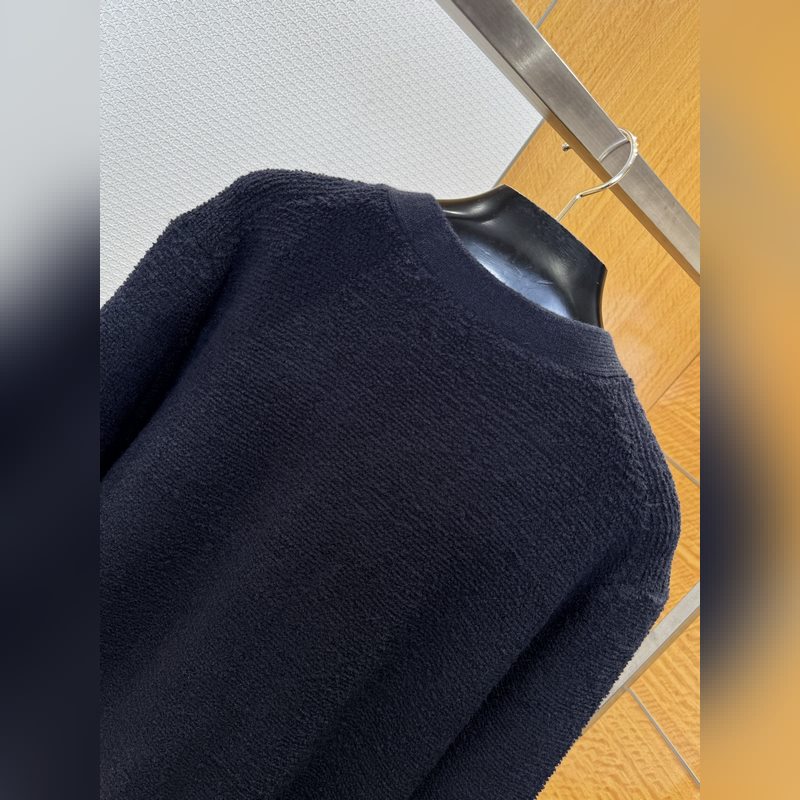 LOEWE羅意威刺繡長袖開衫毛衣 ------- 采用定織上乘羊毛面料，觸感細膩