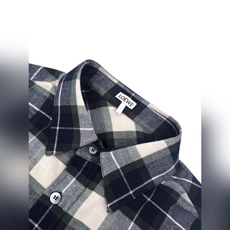 Loewe 格紋皮革拉鍊外套 定制經(jīng)32道縮絨工藝的法蘭絨格子 (起訂量高達(dá)到3