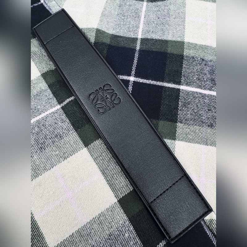 Loewe 格紋皮革拉鍊外套 定制經(jīng)32道縮絨工藝的法蘭絨格子 (起訂量高達(dá)到3