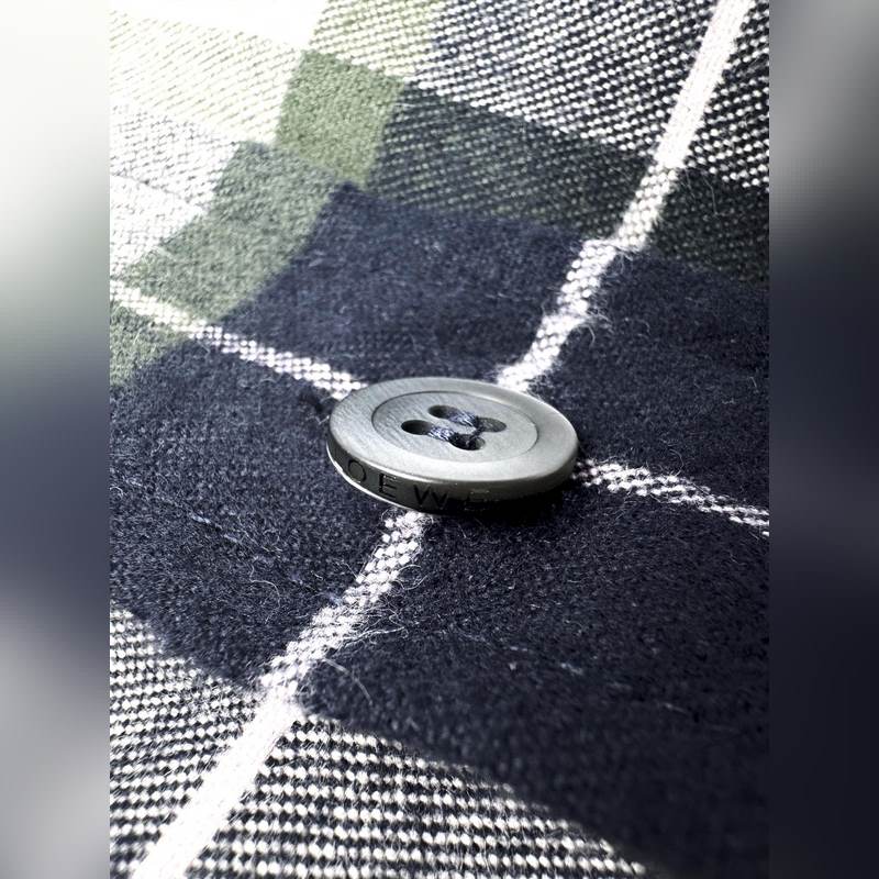 Loewe 格紋皮革拉鍊外套 定制經(jīng)32道縮絨工藝的法蘭絨格子 (起訂量高達(dá)到3