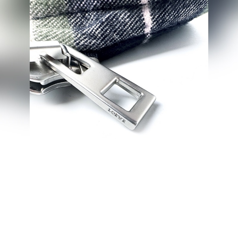 Loewe 格紋皮革拉鍊外套 定制經(jīng)32道縮絨工藝的法蘭絨格子 (起訂量高達(dá)到3