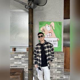 Loewe 格紋皮革拉鍊外套 定制經(jīng)32道縮絨工藝的法蘭絨格子 (起訂量高達(dá)到3