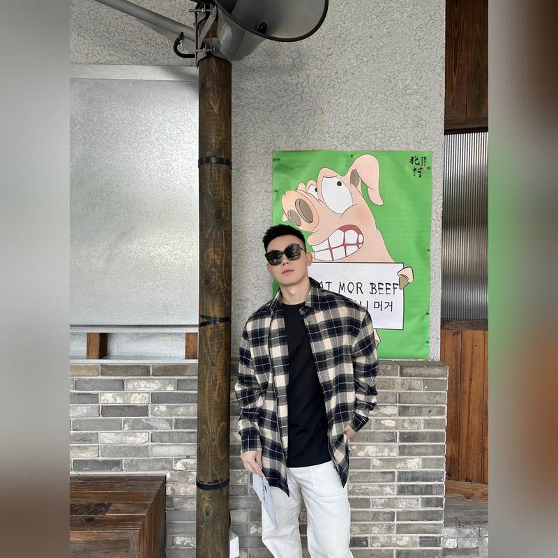 Loewe 格紋皮革拉鍊外套 定制經32道縮絨工藝的法蘭絨格子 (起訂量高達到3