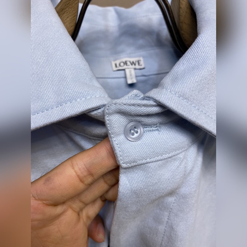 Loewe、羅意威棉質(zhì)連帽外套襯衫 面料選擇： 選用百分百棉纖維打造而成的28