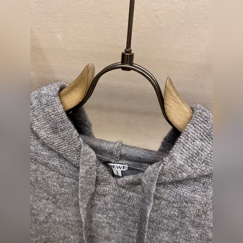 Loewe，刺繡小標羊毛圈針織帽衫 面料：采用55美麗奴羊毛圈面料，搭配45%