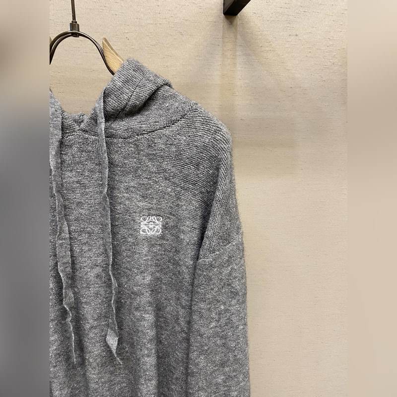 Loewe，刺繡小標羊毛圈針織帽衫 面料：采用55美麗奴羊毛圈面料，搭配45%