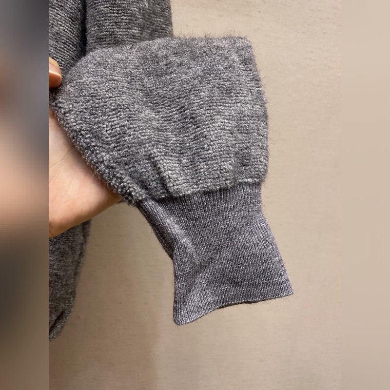 Loewe，刺繡小標羊毛圈針織帽衫 面料：采用55美麗奴羊毛圈面料，搭配45%