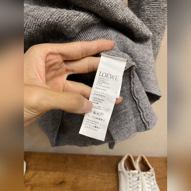 Loewe，刺繡小標羊毛圈針織帽衫 面料：采用55美麗奴羊毛圈面料，搭配45%